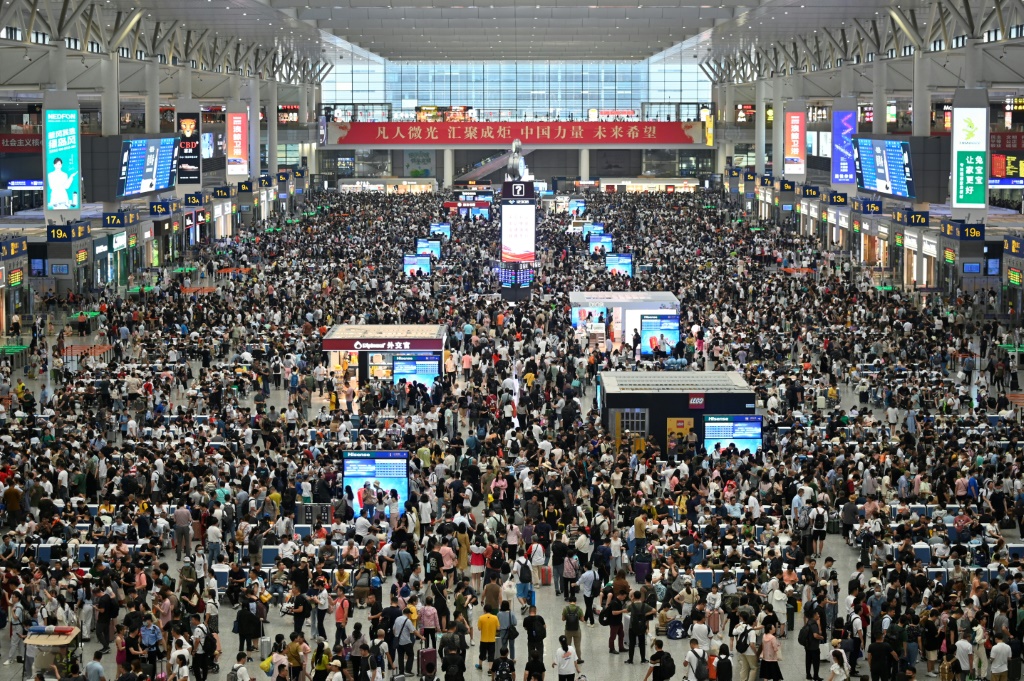 لقطة عامة تُظهر أشخاصًا في كحطة قطارات هونغتشايو في شنغهاي في السابع من تموز/يوليو 2023 (ا ف ب)   