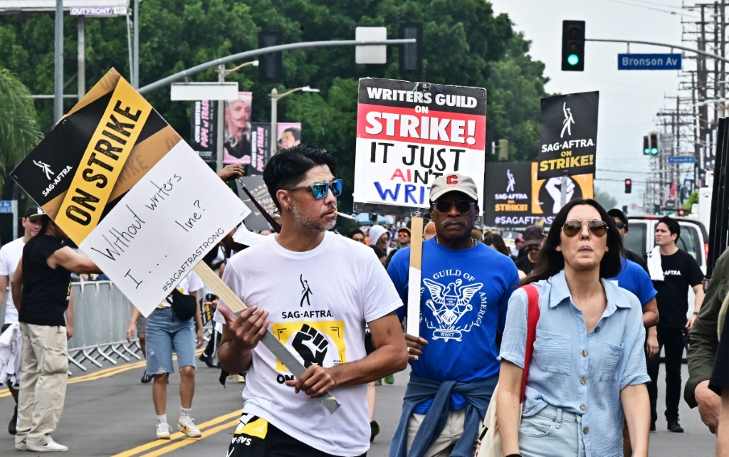 ممثلون وكتّاب سيناريو مشاركون في الإضراب يعتصمون أمام استوديوهات "باراماونت" في لوس أنجليس في 13 ايلول/سبتمبر 2023 (ا ف ب)