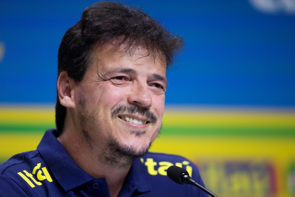 المدرب البرازيلي فرناندو دينيز خلال مؤتمر صحافي في ريو دي جانيرو في 23 أيلول/سبتمبر 2023 (ا ف ب)
