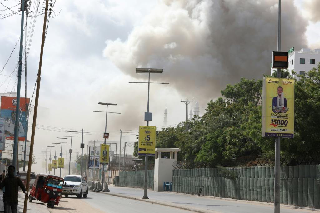 دخان يتصاعد من محيط وزارة التربية في مقديشو بعد انفجار سيارتين مفخختين في 29 تشرين الاول/اكتوبر 2022 (ا ف ب)