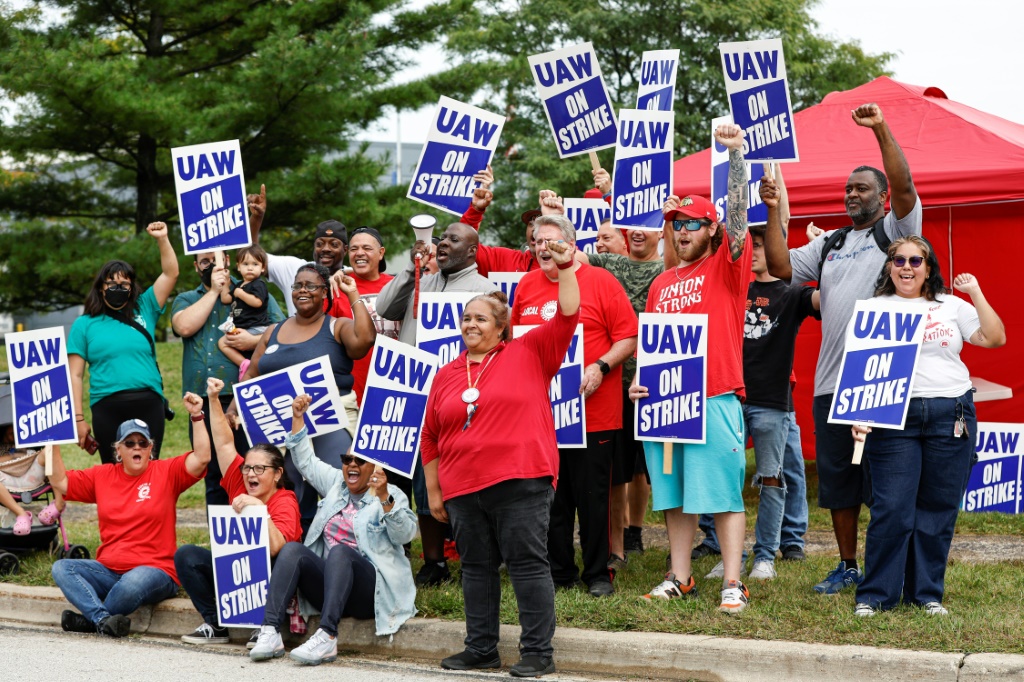 أعضاء في "اتحاد عمال السيارات" يتظاهرون امام مركز توزيع قطع غيار في سنتر لاين في ميشيغن في 22 ايلول/سبتمبر 2023 (ا ف ب)