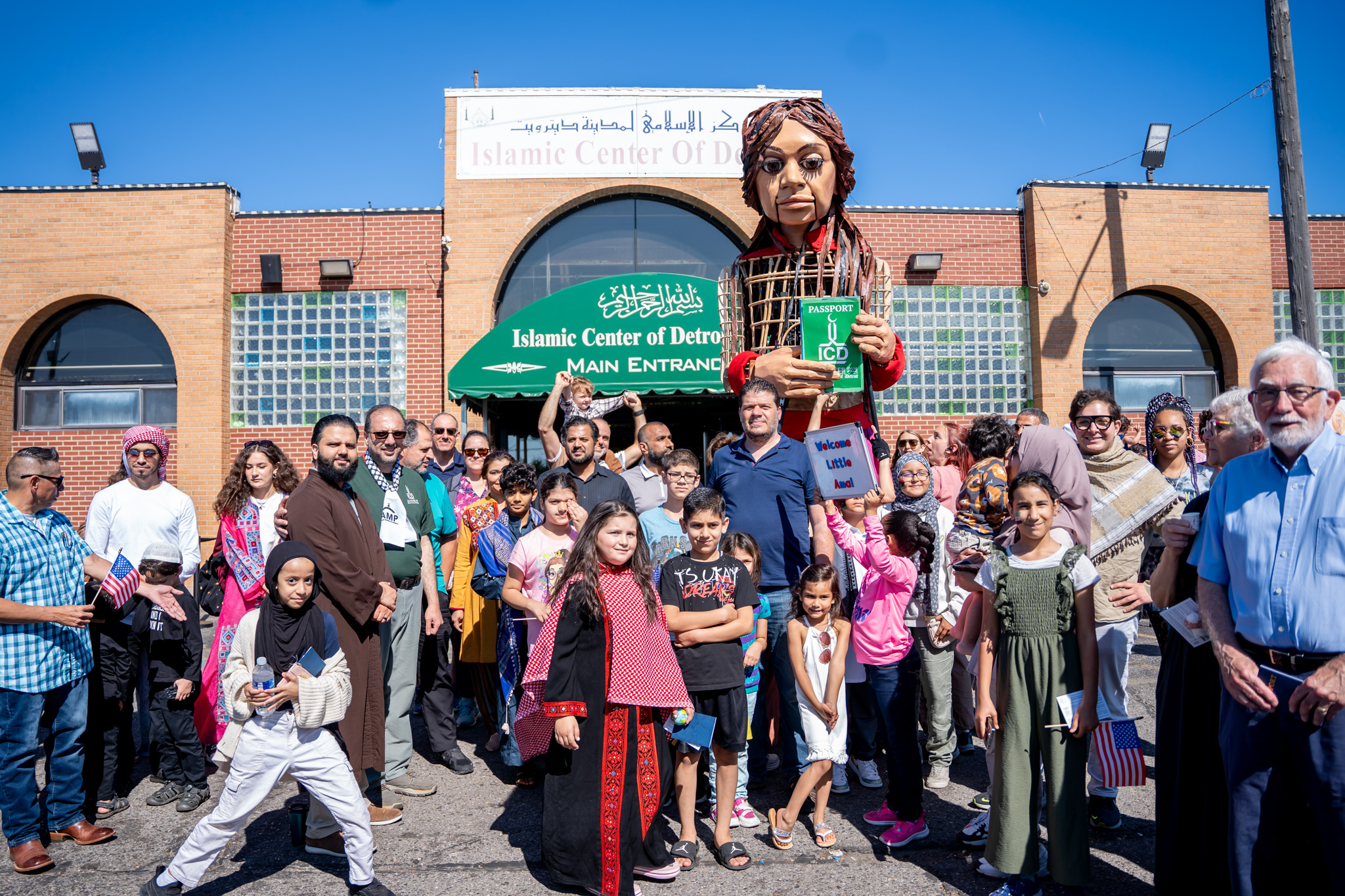 أمل الصغيرة تحيي أطفال العالم من أمام المركز الاسلامي في ديترويت (الأمة برس - تصوير صهيب المتوكل)