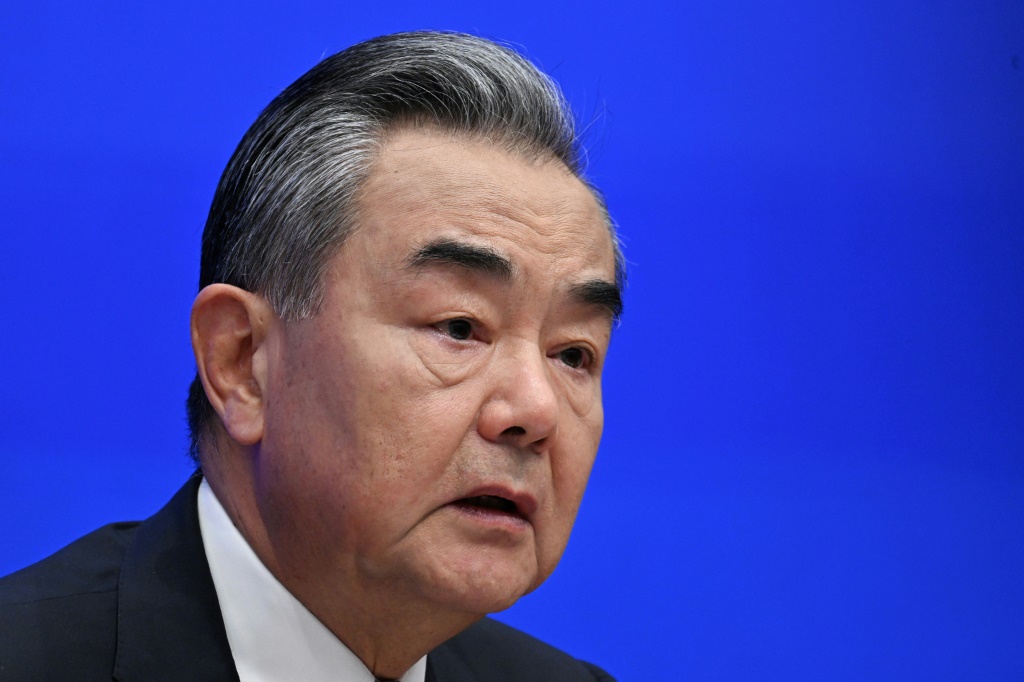 وقال وانغ إن الصين ستسعى إلى "حل الخلافات والنزاعات بين الدول من خلال الحوار" (ا ف ب)