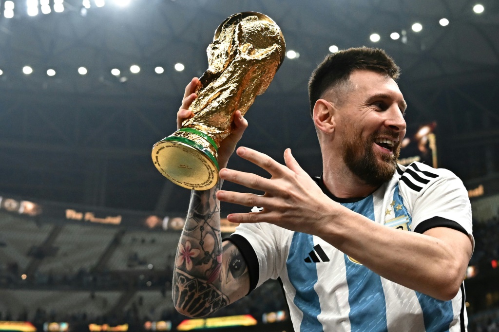 الأرجنتيني ليونيل ميسي حاملاً كأس العالم التي ظفر بها منتخب بلاده على حساب فرنسا في مونديال قطر 2022 (ا ف ب)