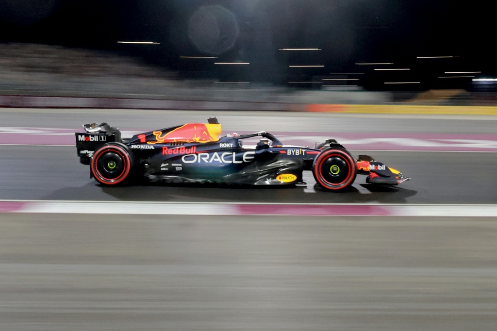 سائق ريد بول الهولندي ماكس فيرستابن خلال التصفيات التأهيلية لجائزة قطر الكبرى في الفورمولا واحد في السادس من تشرين الأول/أكتوبر 2023 (ا ف ب)