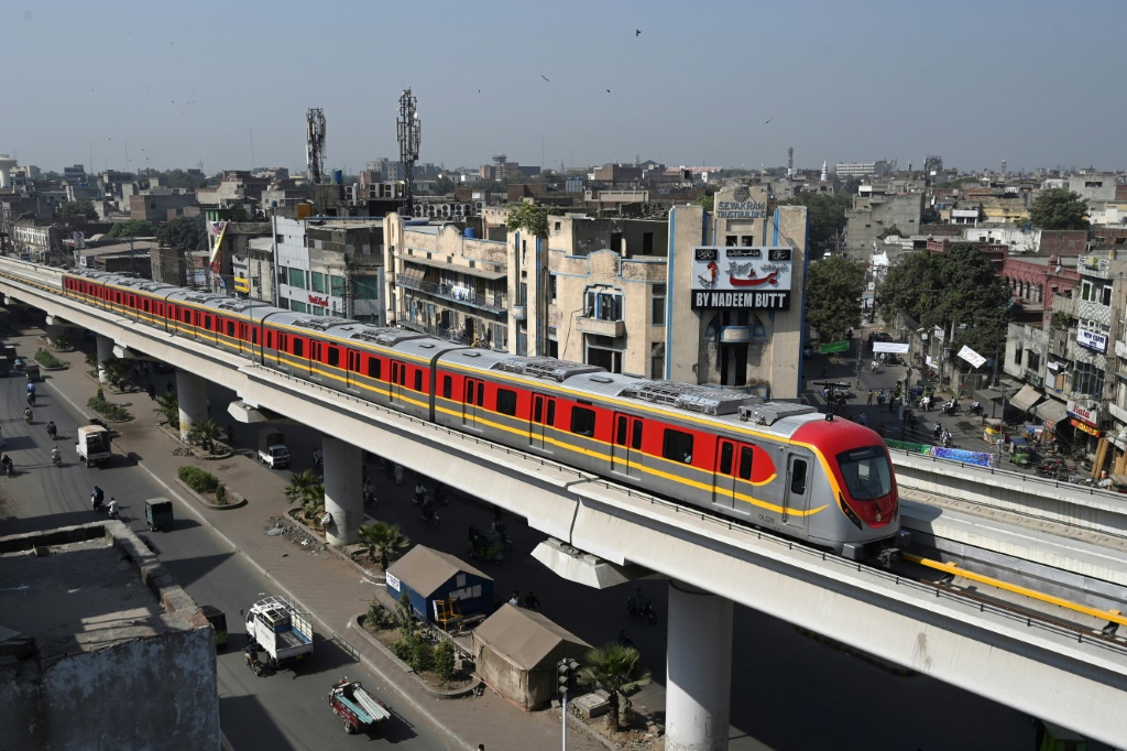 قطار مترو شُيد حديثا ضمن مشروع الممر الاقتصادي بين الصين وباكستان، عقب تدشينه في لاهور (شرق باكستان) في 26 تشرين الأول/أكتوبر 2020 (ا ف ب)