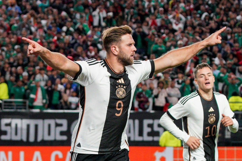 من احتفال المهاجم الألماني نيكلاس فولكروغ بهدف التعادل في الشوط الثاني خلال المباراة الودية التي انتهت 2-2 مع المكسيك في 17 تشرين الاول/اكتوبر 2023 (ا ف ب)