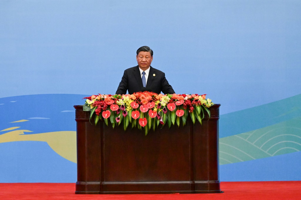 الرئيس الصيني شي جينبينغ يلقي خطابا خلال افتتاح منتدى طرق الحرير الجديدة في بكين في 18 تشرين الاول/اكتوبر 2023 (ا ف ب)