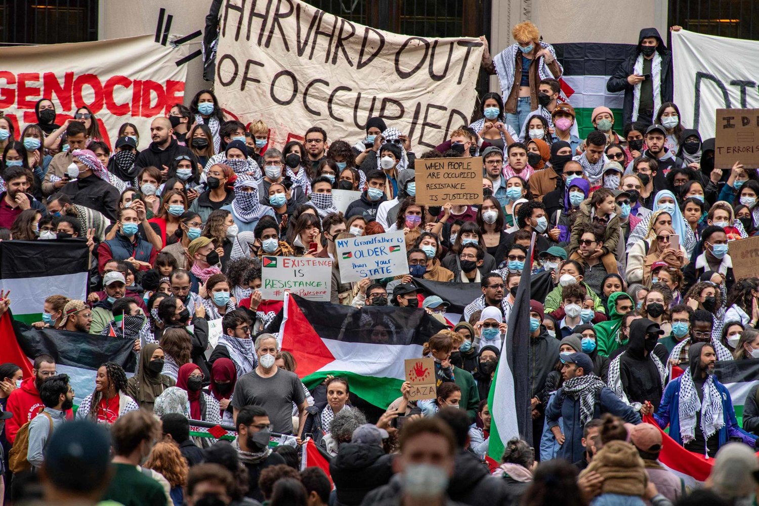 أنصار للفلسطينيين في ساحة هارفارد بمدينة كامبريدج في ولاية ماساتشوستس (أ.ف.ب)