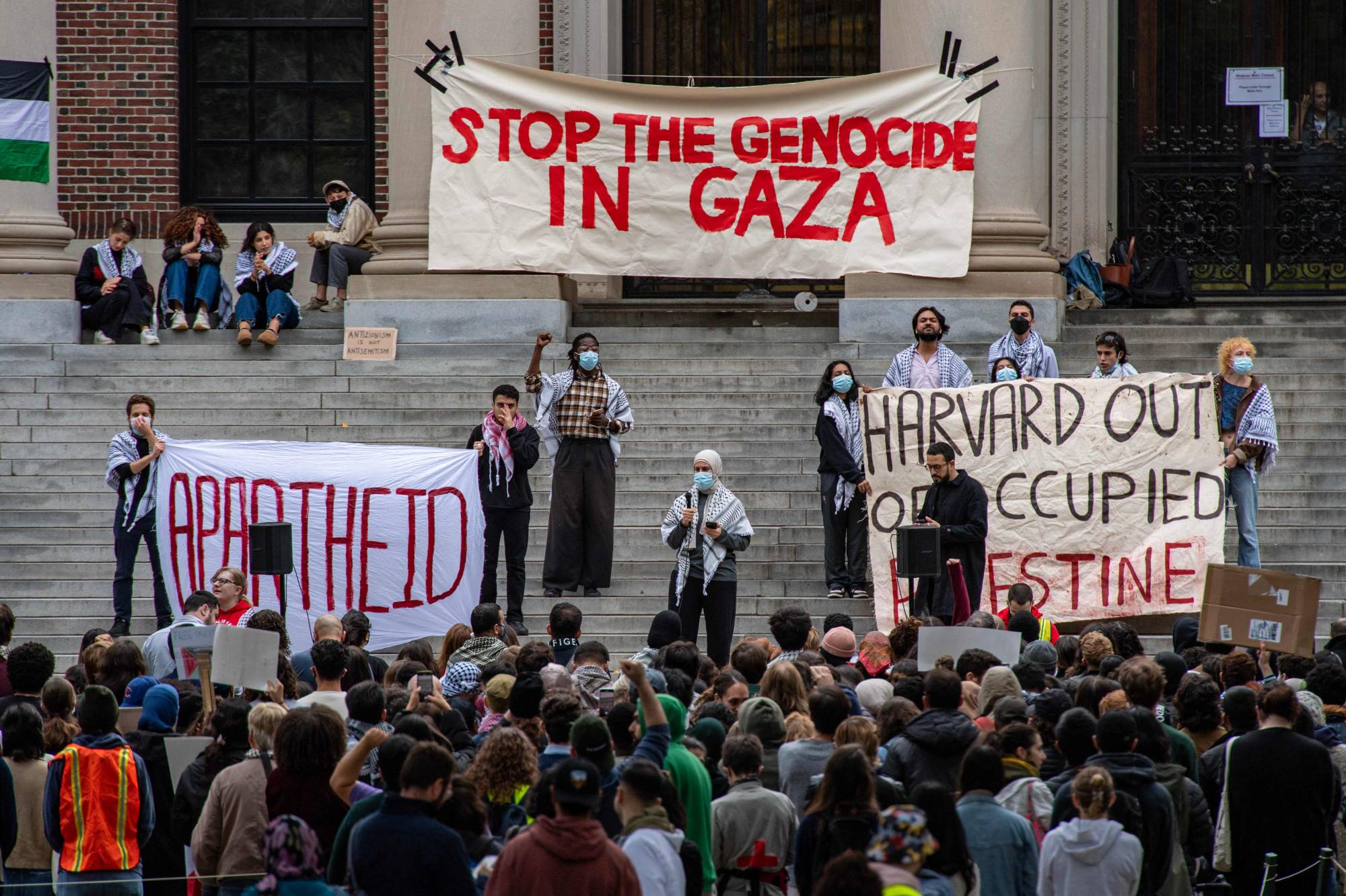 مؤيدون للقضية الفلسطينية يتجمعون في جامعة هارفارد لإظهار دعمهم لوقف حرب غزة (أ.ف.ب)