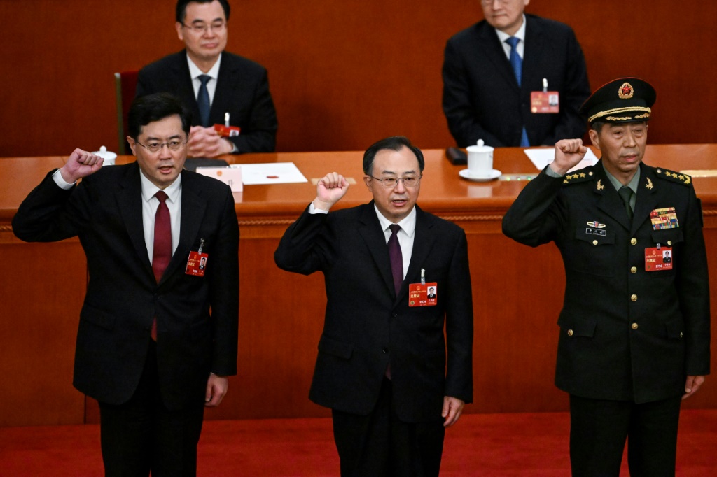 تم طرد وزير الخارجية السابق تشين جانج (يسار) ووزير الدفاع لي شانغ فو (يمين) من مجلس الدولة الصيني، أو الحكومة، مع خسارة لي أيضًا حقيبة الدفاع. (أ ف ب)   