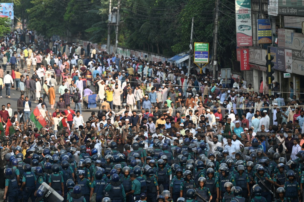 الشرطة تنتشر أمام نشطاء من الحزب القومي البنغلادشي خلال تظاهرة مناهضة لحكومة شيخة حسينة، في دكا في 28 تشرين الأول/أكتوبر 2023 (ا ف ب)