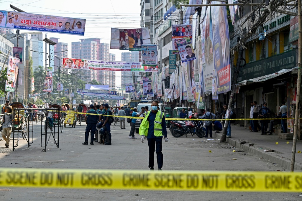 ضابط شرطة من فرقة الجريمة البنغلاديشية يتفقد أحد الشوارع في 29 أكتوبر 2023 في دكا حيث جرت مظاهرة للمعارضة في اليوم السابق (ا ف ب)