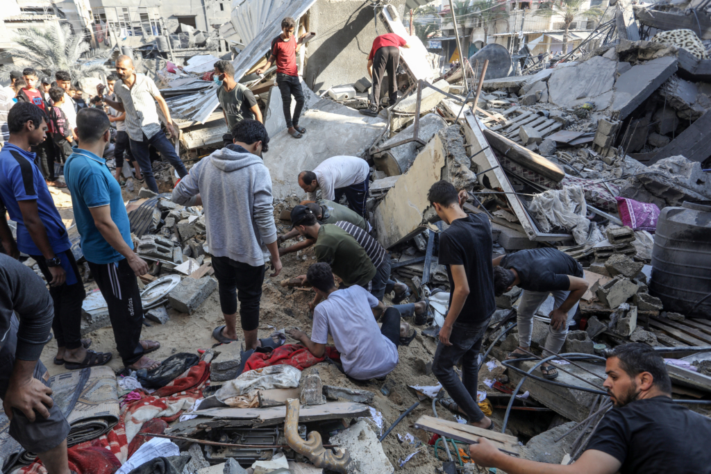 الاحتلال الإسرائيلي يواصل ارتكاب المجازر في غزة (الأناضول)