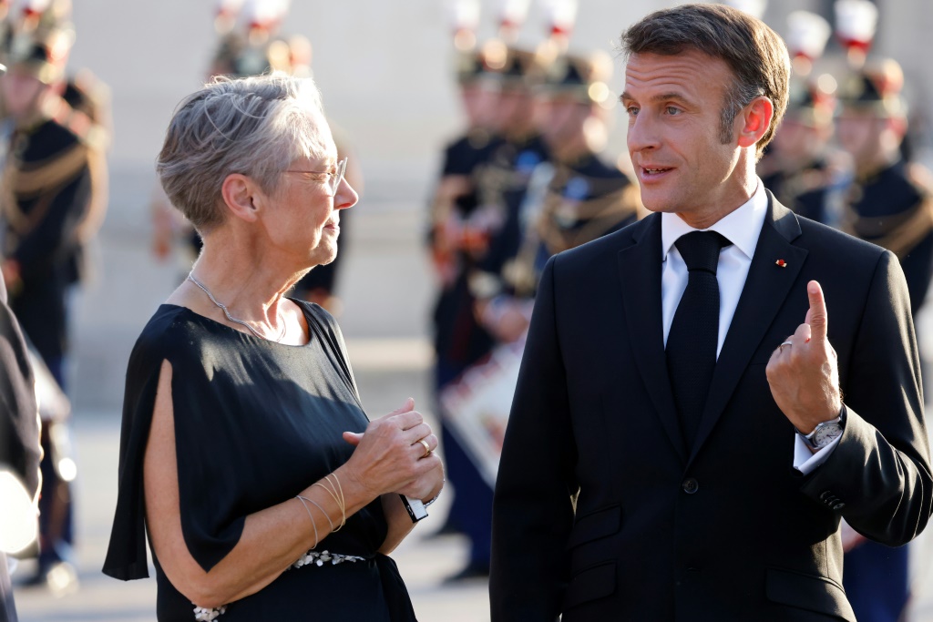 الرئيس الفرنسي إيمانويل ماكرون مع رئيسة الوزراء إليزابيت بورن في باريس في 14 تموز يوليو 2023 (ا ف ب)