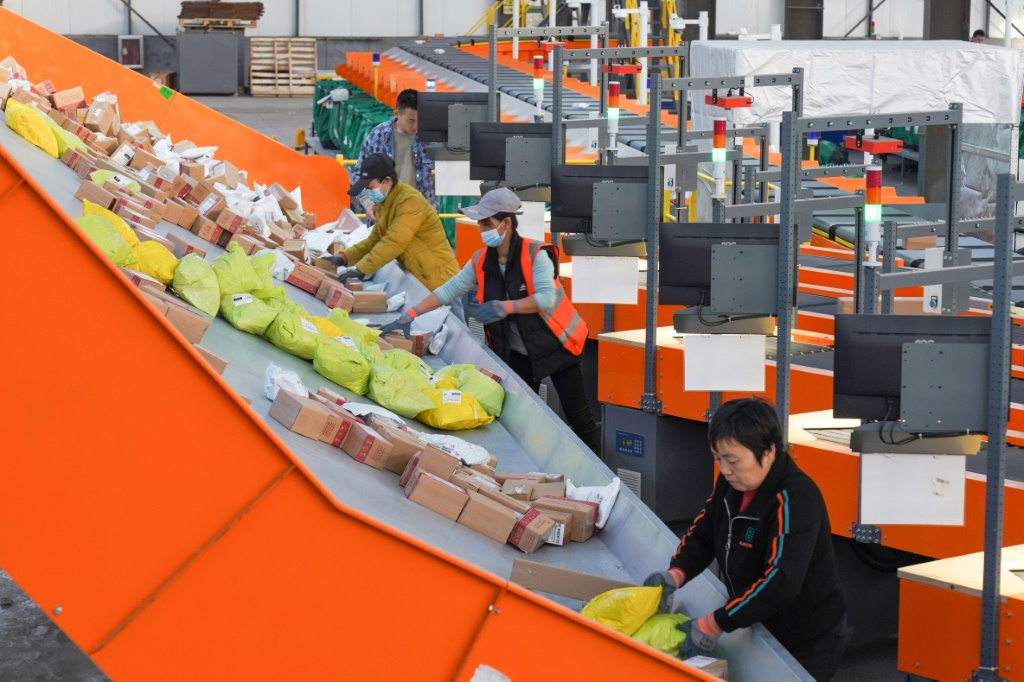عمال يقومون بفرز الطرود لتسليمها قبل ازدهار مبيعات يوم العزاب في الصين (أ ف ب)   
