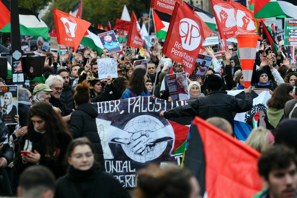 ودعا منظمو الاحتجاج اليساريين فرنسا إلى “المطالبة بوقف فوري لإطلاق النار” بين إسرائيل ونشطاء حماس (ا ف ب)