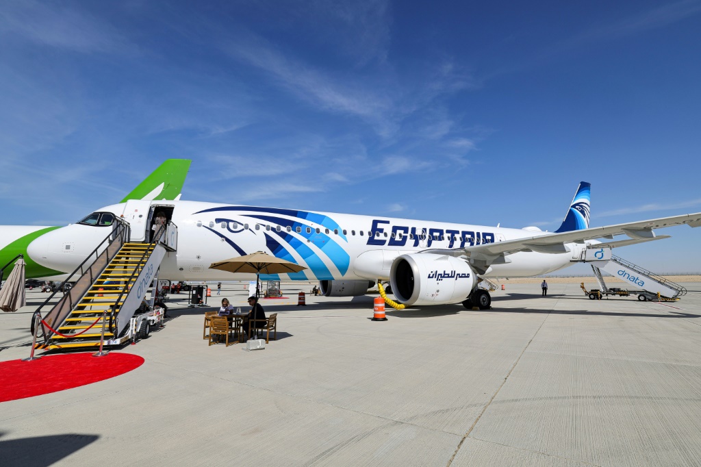 طائرات تابعة لشركة "مصر للطيران" من نوع ايرباص "ايه 321 نيو" على مدرج خلال معرض دبي للطيران في مطار آل مكتوم الدولي في دبي في 13 تشرين الثاني/نوفمبر 2023 (أ ف ب)   