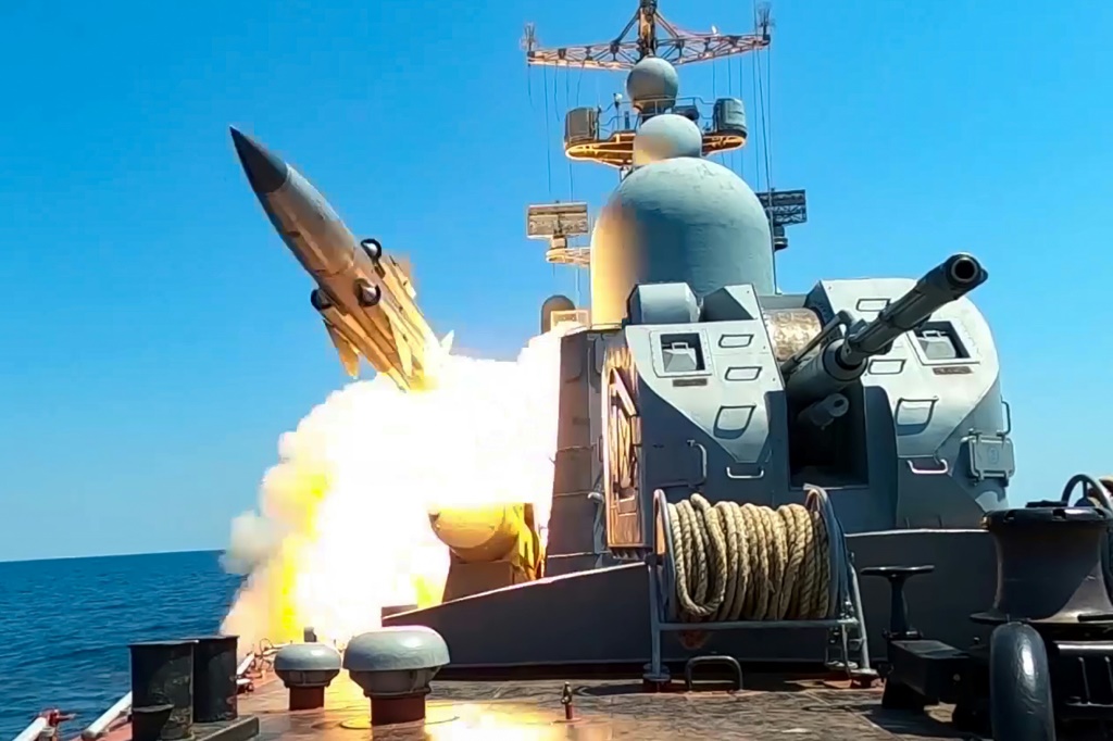 لقطة من شريط فيديو بثته وزارة الدفاع الروسية في 21 تموز يوليو 2023 لتدريبات صاروخية في البحر الأسود (ا ف ب)