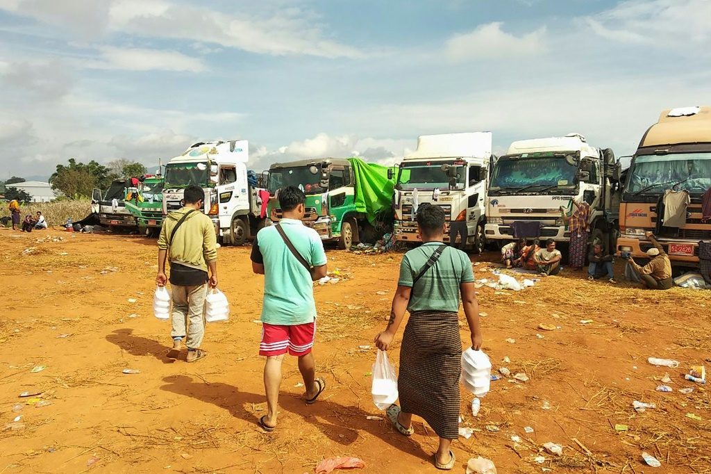 نازحون وشاحنات في مخيم موقت في ولاية شان بشمال بورما في صورة مؤرخة 15 تشرين الثاني/نوفمبر 2023 (ا ف ب)