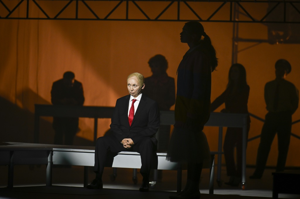 وتؤدي دور بوتين الممثلة البلغارية رادينا فالكانوفا (ا ف ب)