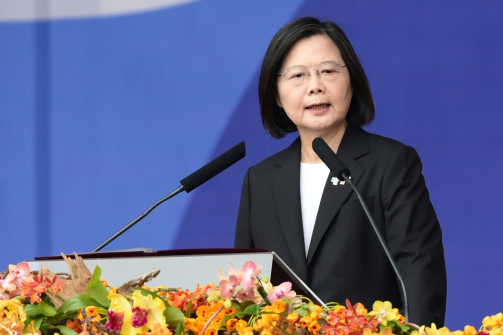 رئيسة تايوان تساي إنغ وين تتحدث لمناسبة اليوم الوطني أمام مقر الرئاسة في تايبيه في 10 تشرين الأول/أكتوبر 2023 (ا ف ب)