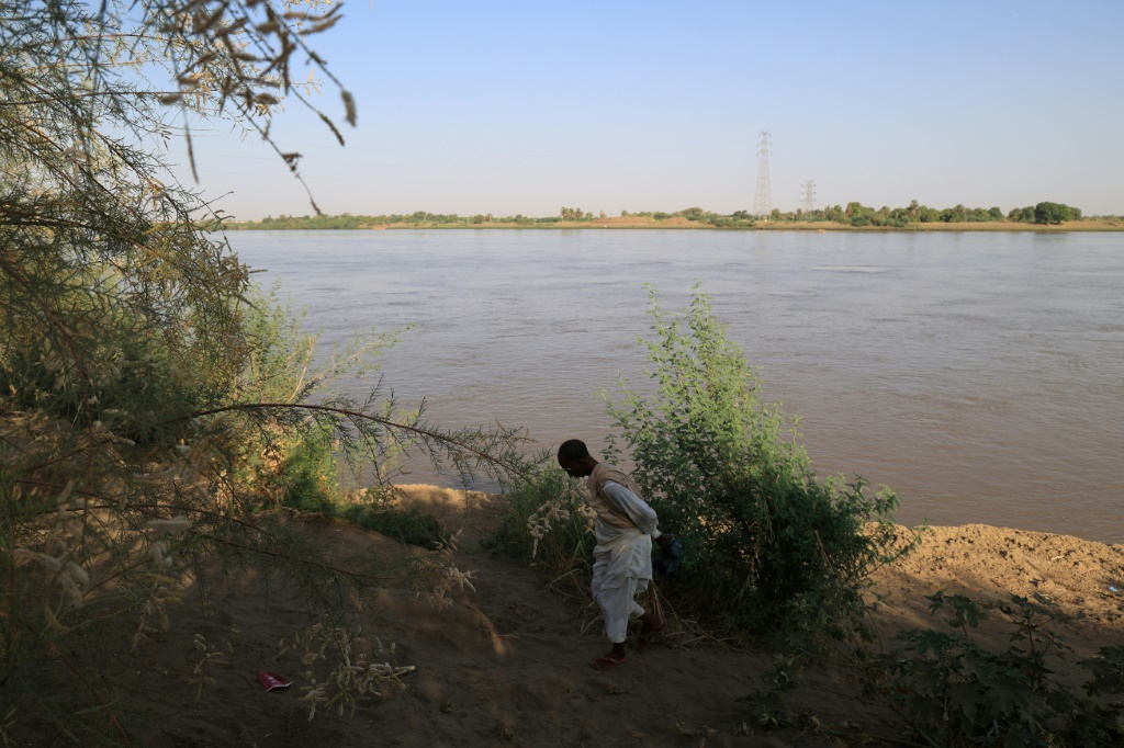 مزارع يسير على ضفة نهر النيل في مدينة شندي على بعد 190 كيلومترًا من العاصمة السودانية الخرطوم في الثالث من تشرين الأول/أكتوبر 2023 (ا ف ب)