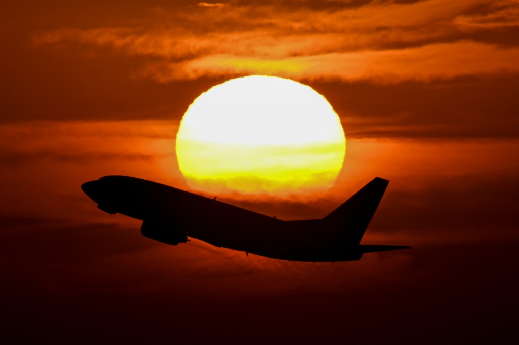 طائرة تحلق في سماء بوينس ايرس بعد اقلاعها في 30 حزيران/يونيو 2022 (ا ف ب)