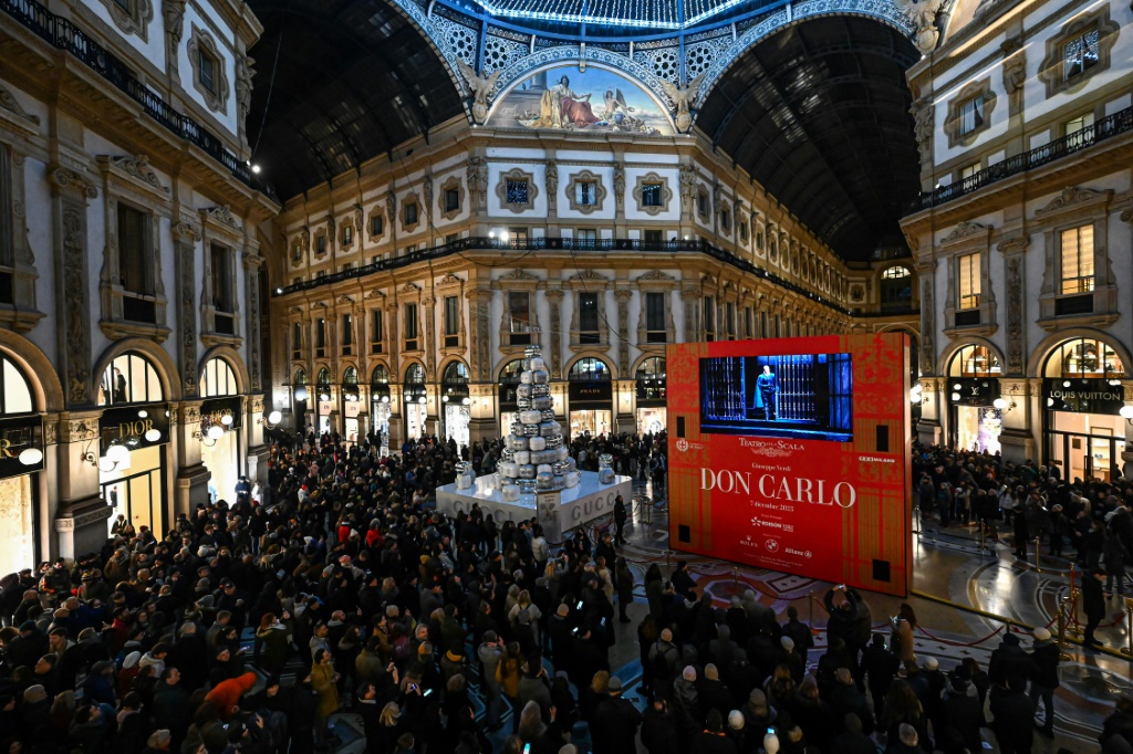 شاشة عملاقة تنقل أوبرا "دون كارلو" على خشبة أوبرا سكالا في ميلانو في افتتاح موسم الأوبرا الجديد في السابع من كانون الأول/ديسمبر 2023 (ا ف ب)