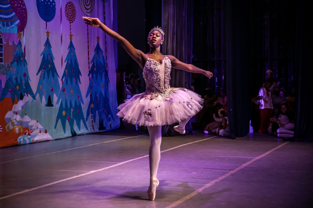 لافندر أوريسا (17 عاماً) ترقص الباليه خلال التدريبات على عرض "كسارة البندق" في المسرحي الوطني الكيني بنيروبي في 26 تشرين الثاني/نوفمبر 2023 (ا ف ب)