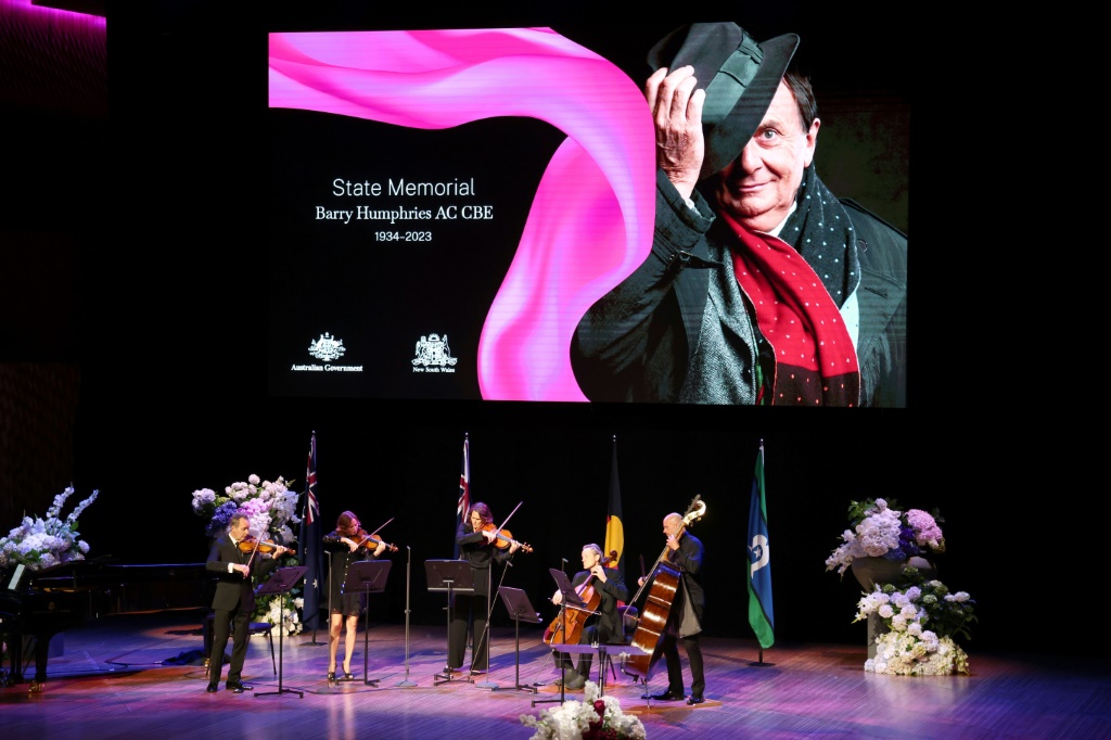أعضاء أوركسترا الحجرة الأسترالية يؤدون حفل تأبين الدولة للممثل الكوميدي باري همفريز في دار الأوبرا في سيدني (ا ف ب)