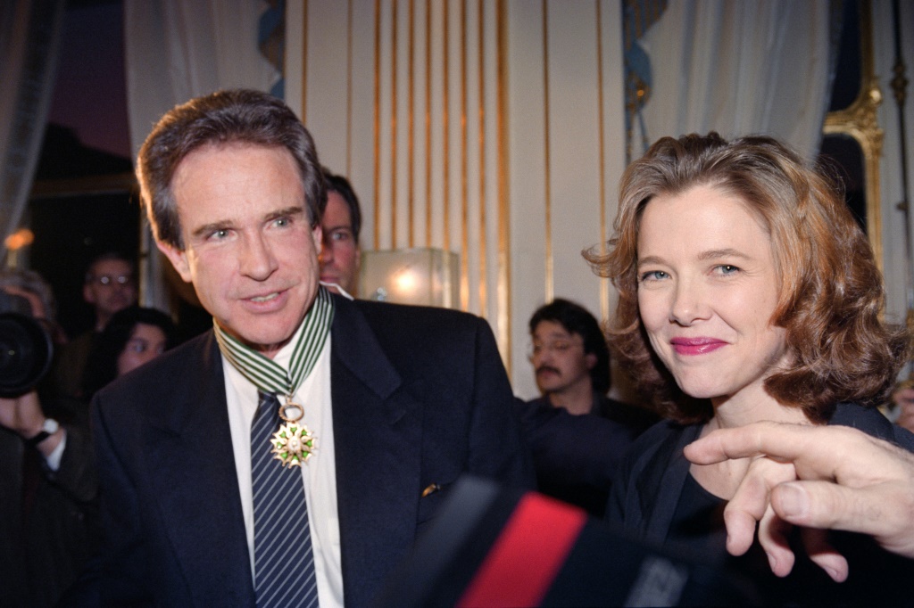 صورة التقطت في باريس في 2 آذار/مارس 1992 للممثل الأميركي وارن بيتي مع زوجته الممثلة آنيت بينينغ (ا ف ب)