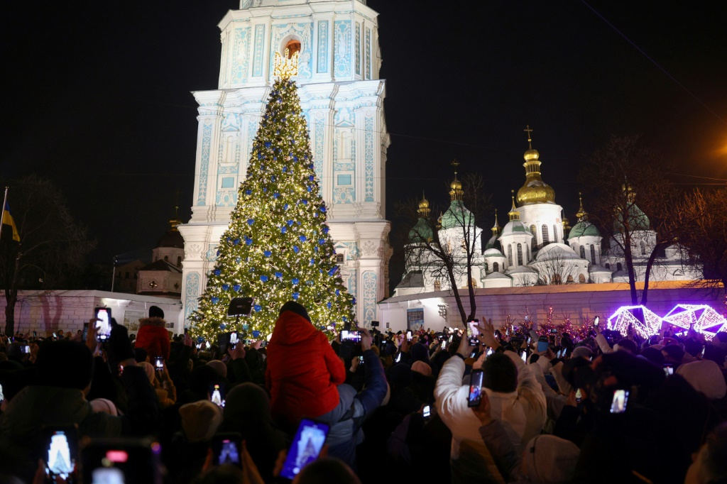 تحتفل أوكرانيا بعيد الميلاد في 25 ديسمبر/كانون الأول للعام الأول على الإطلاق - بالتزامن مع الغرب - بدلا من 7 يناير كما هو الحال في روسيا. ( ا ف ب)