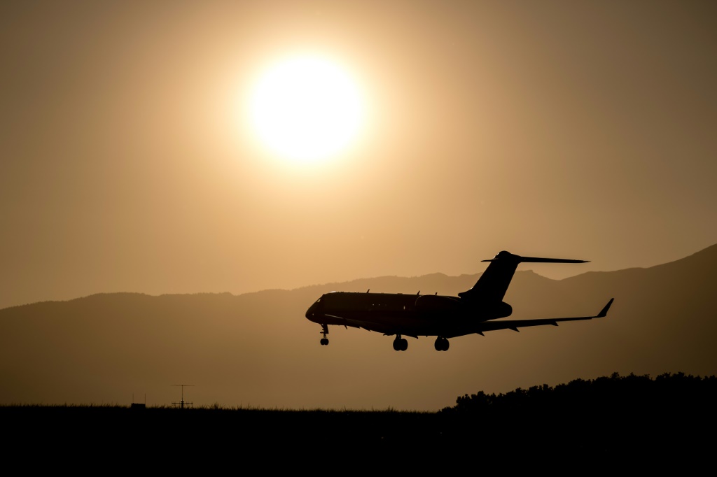 طائرة خاصة تحط عند غروب الشمس في مطار جنيف في الثاني من تشرين الأول/أكتوبر 2023 (أ ف ب)   