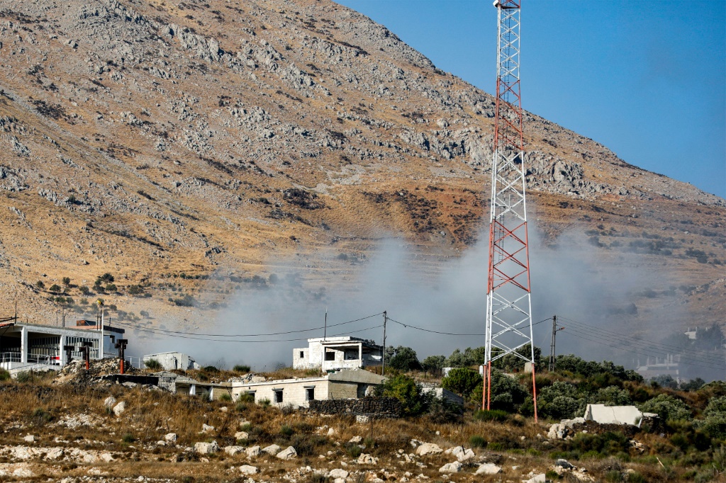 يخفض الدخان من الموقع الفرنسي بعد القصف الجوي الإسرائيلي على المحتل في 21 إيلول/سبتمبر 2023 (ا ف ب)