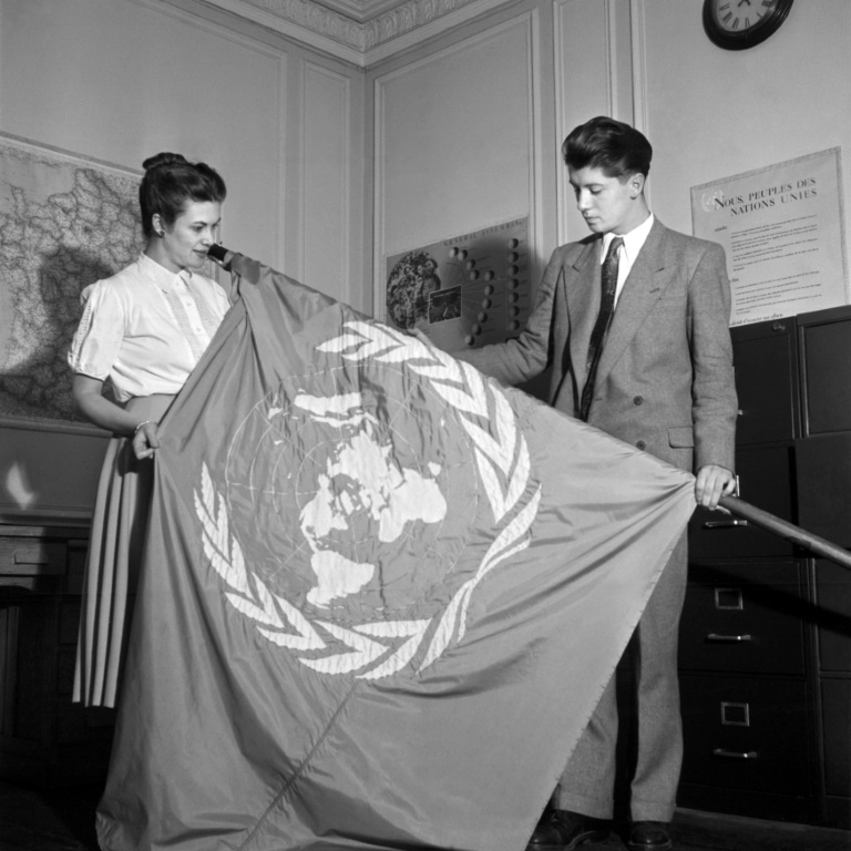 موظفو الأمم المتحدة يرفعون علم الأمم المتحدة في بداية الجمعية العامة الثالثة للأمم المتحدة في عام 1948 والتي تم في اختتامها في 10 ديسمبر اعتماد الإعلان العالمي لحقوق الإنسان (ا ف ب)   
