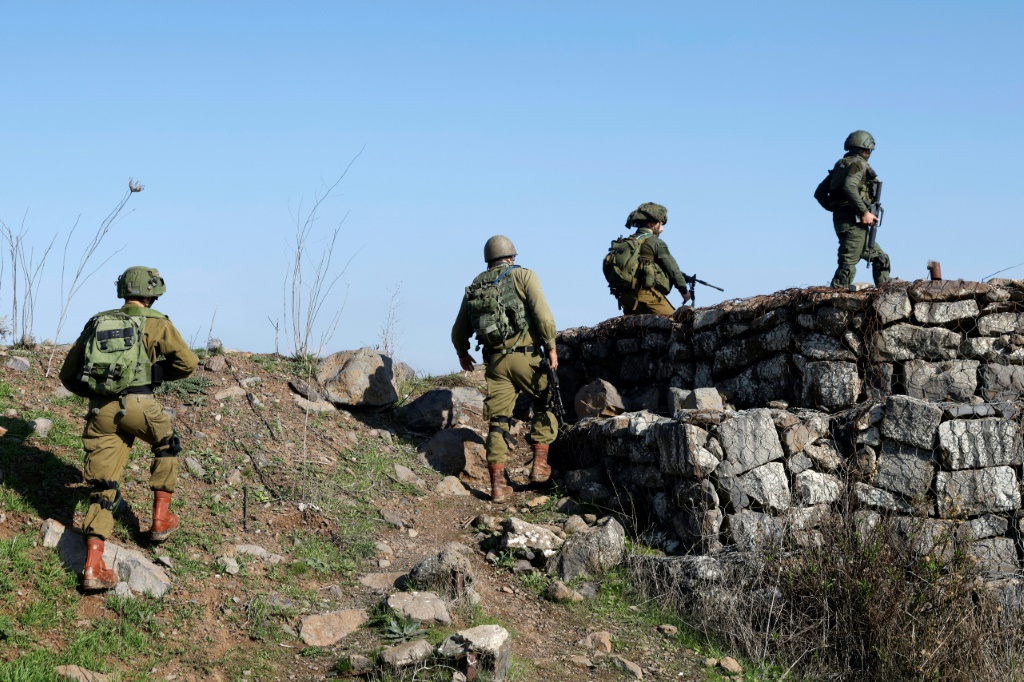 جنود إسرائيليون في موقع على هضبة الجولان المحتلة على الحدود مع سوريا في 28 كانون الأول/ديسمبر 2023 (ا ف ب)