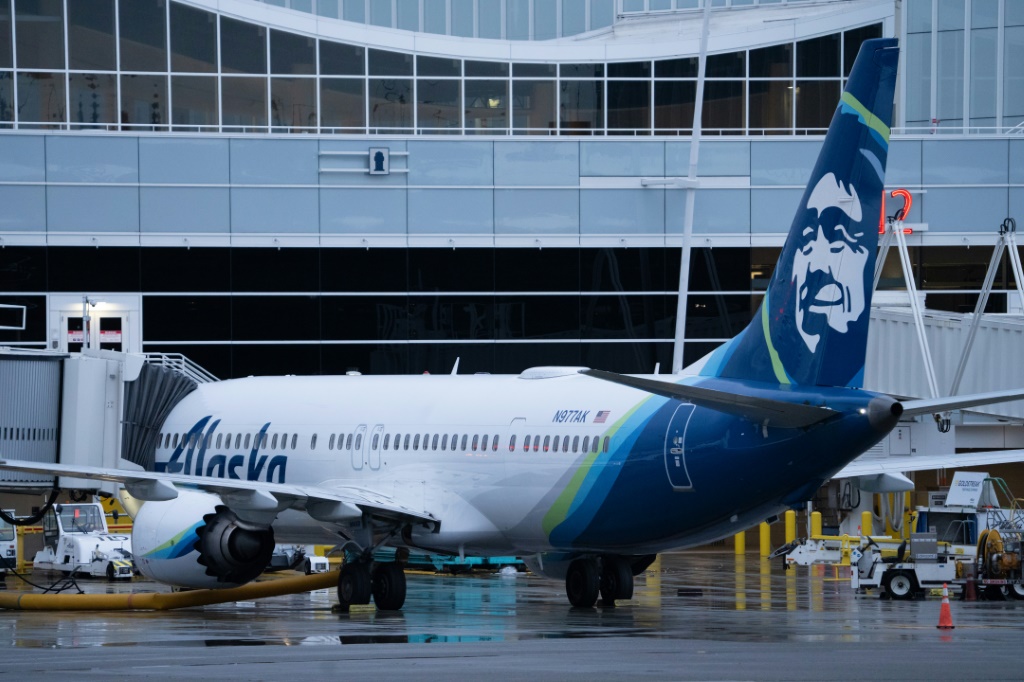 طائرة خطوط ألاسكا الجوية بوينغ 737 ماكس 9 في مطار سياتل تاكوما الدولي في سياتل، واشنطن (أ ف ب)   