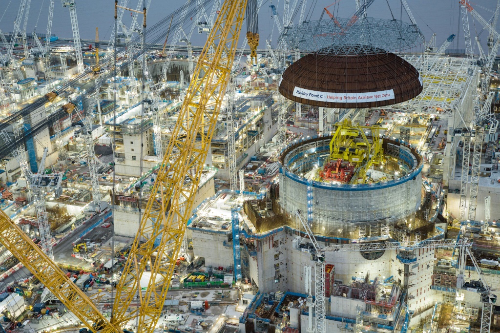 صورة موزعة نشرتها "إي دي إف إنرجي" في 15 كانون الأول/ديسمبر 2023 لفرق هندسية في مبنى مفاعل هينكلي في جنوب غرب انكلترا (ا ف ب)