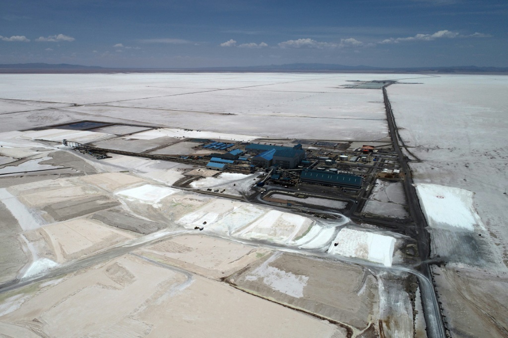 منظر جوي لأول مصنع لكربونات الليثيوم مملوك للدولة في بوليفيا في منطقة كولشا "ك"، جنوب سالار دي أويوني، في مقاطعة بوتوسي، في 15 كانون الأول/ديسمبر 2023 (ا ف ب)