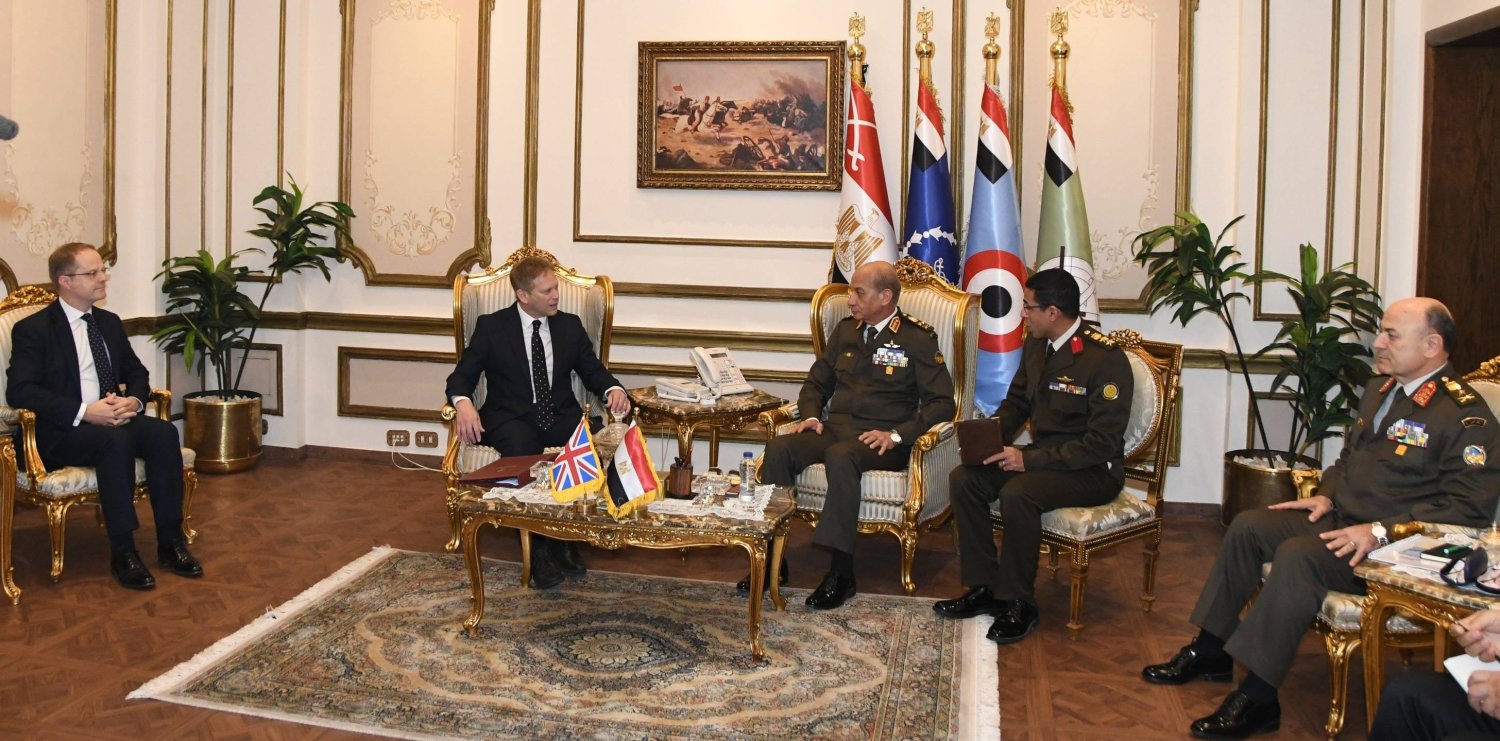 وزير الدفاع المصري خلال لقاء نظيره البريطاني في القاهرة (متحدث القوات المسلحة المصرية)