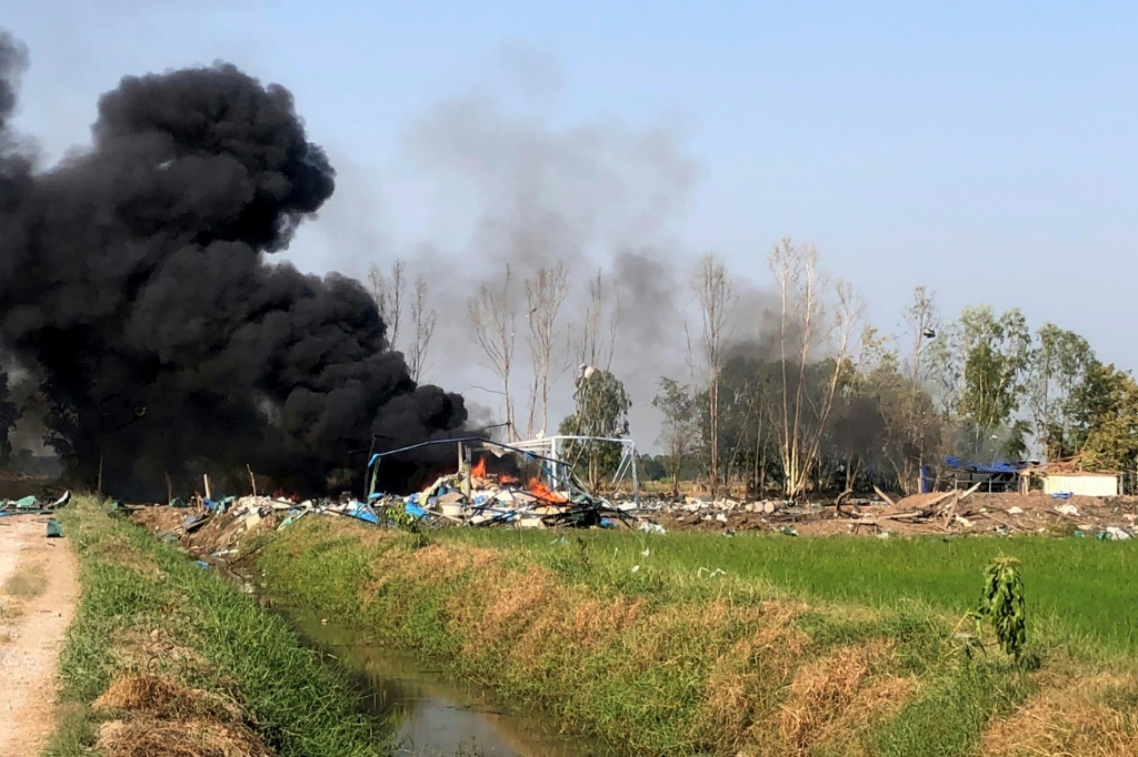 دخان يتصاعد من مكان انفجار مصنع للألعاب النارية في تايلاند في 17 كانون الثاني/يناير 2024 (ا ف ب)