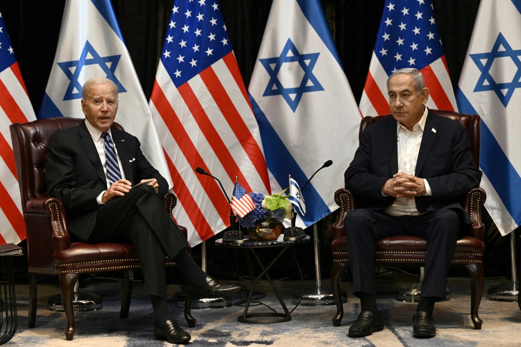 الرئيس الأميركي جو بايدن (يسار) ورئيس الوزراء الأسرائيلي بنيامين نتانياهو خلال لقاء مشترك في تل أبيب في 18 تشرين الاول/أكتوبر 2023 (ا ف ب)