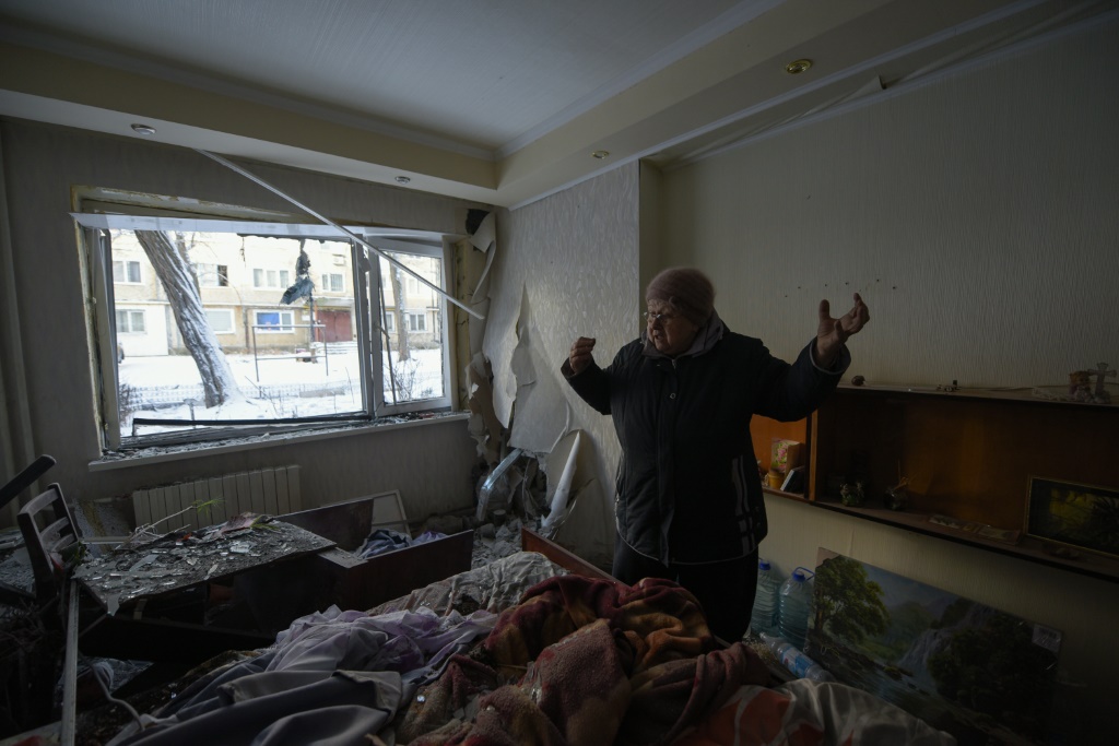 امرأة تتفقد الخسائر بعد قصف في منطقة دونيتسك في 12 كانون الثاني/يناير 2024 (ا ف ب)