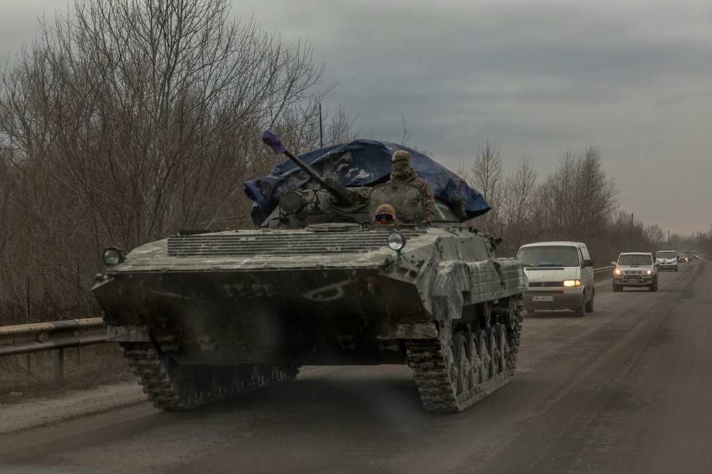 آلية أوكرانية مدرعة في ليمنان بمنطقة دونيتسك، في 21 كانون الثاني/يناير 2024. (ا ف ب)