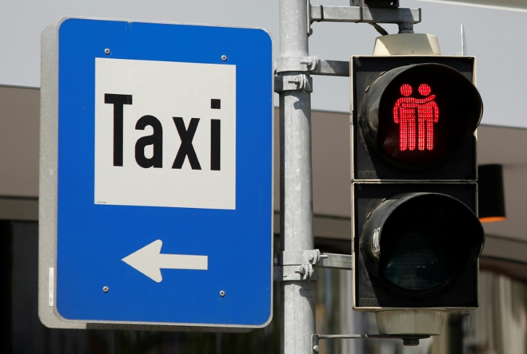  لافتة تشير إلى موقف لسيارات الأجرة في فيينا (أ ف ب)