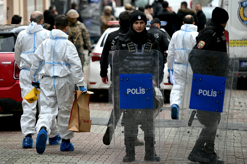 شرطة الطب الشرعي التركية تسير أمام كنيسة سانتا ماريا بعد الهجوم في اسطنبول (أ ف ب)   