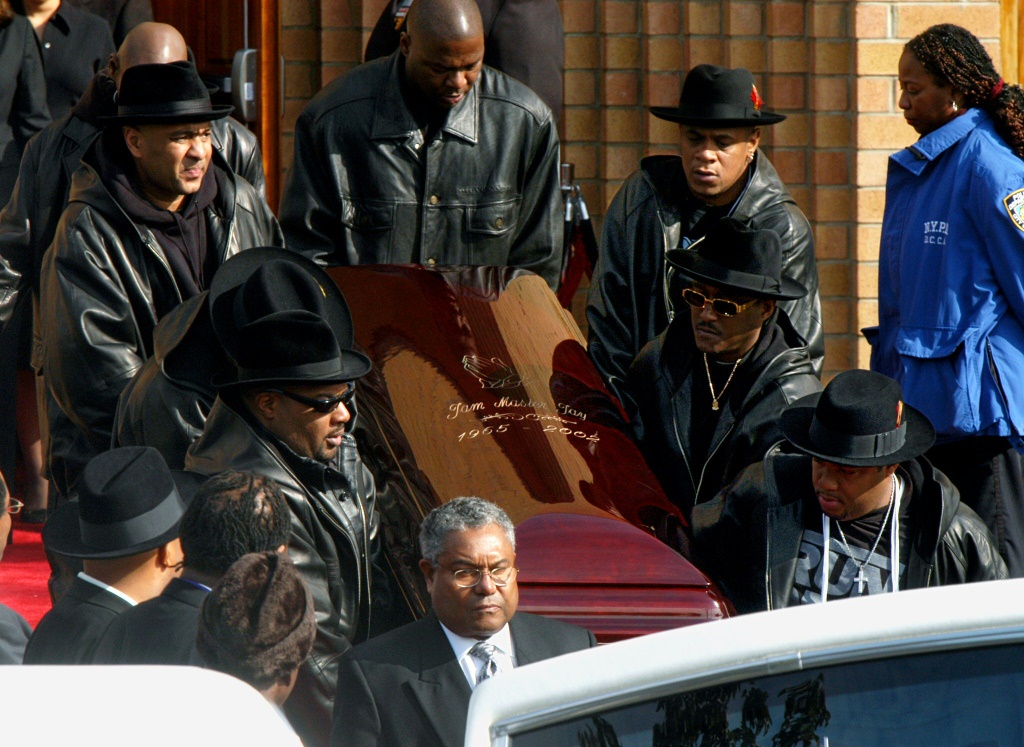 نعش جام ماستر جاي من Run-DMC، مغني الراب المولود جيسون ميزل، يُحمل خارج كاتدرائية في كوينز، نيويورك، بعد جنازته في نوفمبر 2002. (ا ف ب)
