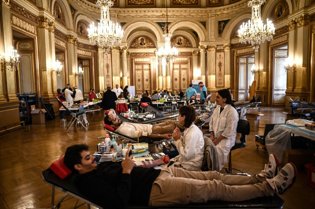 متطوعون يتبرعون بالدم في مدينة بوردو الفرنسية في 7 كانون الأول/ديسمبر 2023 (ا ف ب)