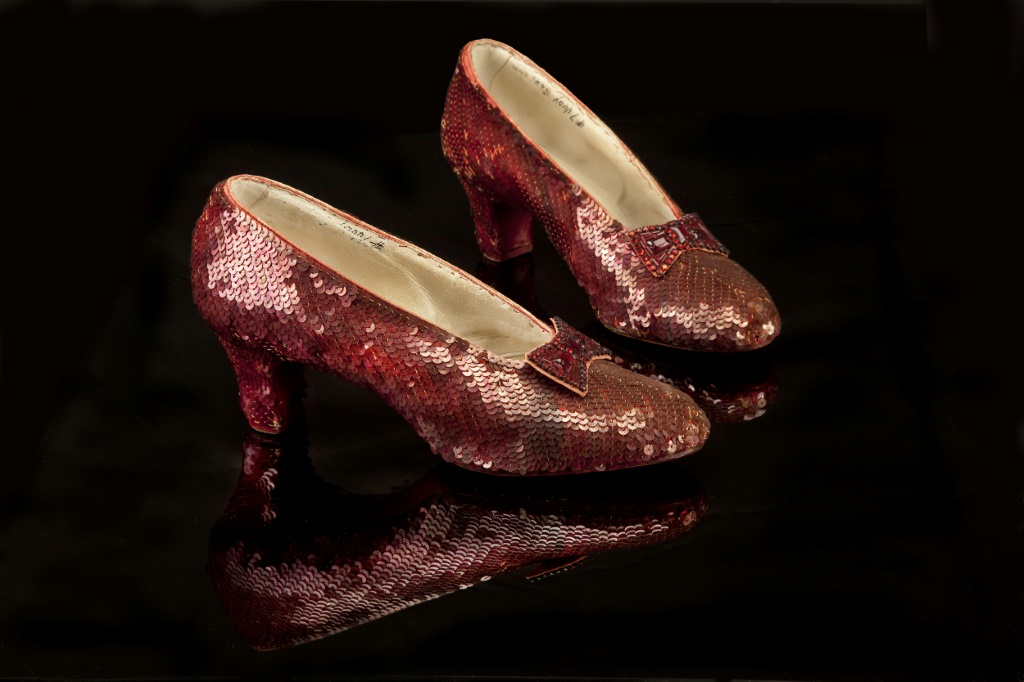 الحذاء الأحمر الشهير الذي ارتدته الممثلة جودي غارلاند في فيلم "ذي ويزرد اوف اوز" الصادر عام 1939. (ا ف ب)